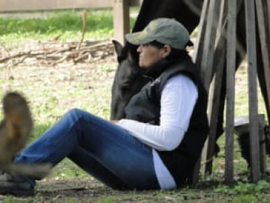 mujer junto a un caballo